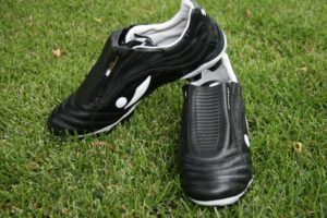 The 6 worst football boots ever - Concave PT classic (black)